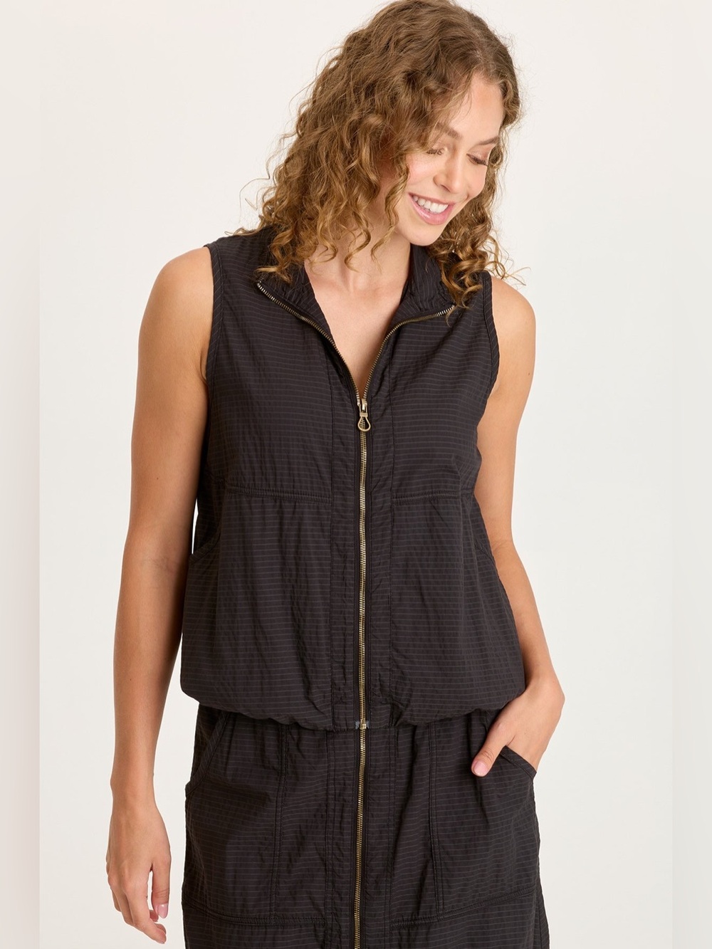 TALLIS TEXTURED ZIP FRONT VEST,BLACK
